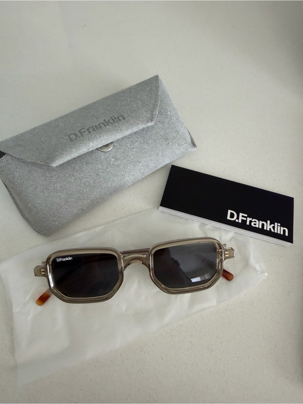 Men’s Rectangular Sunglasses in Transparent Gray